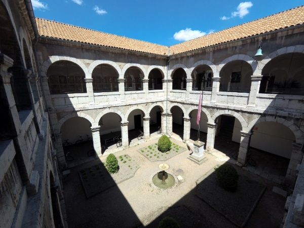 Claustro del Colegio Mayor Santa Cruz Masculino